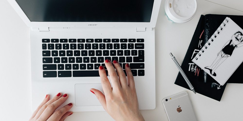 Macbook, mains, vernis rouge, iPhone